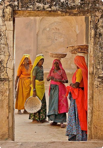 خانم های هندی که در کار ساختمانی کار می کنند